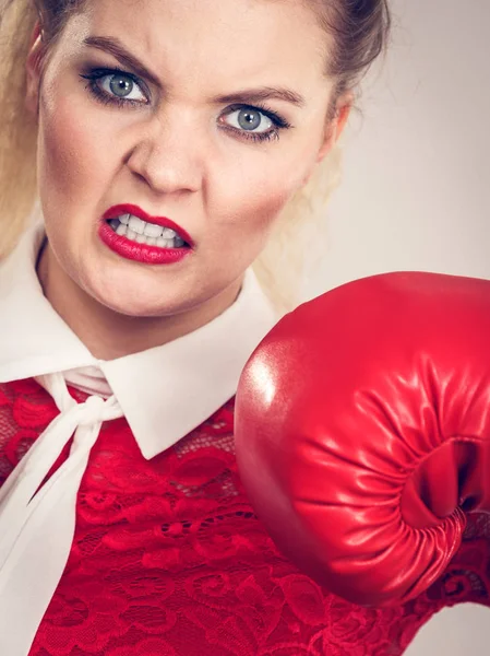 Mujer enojada usando guantes de boxeo —  Fotos de Stock