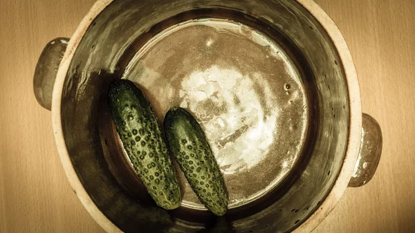 Fazer pepinos em conserva em jarra de barro — Fotografia de Stock