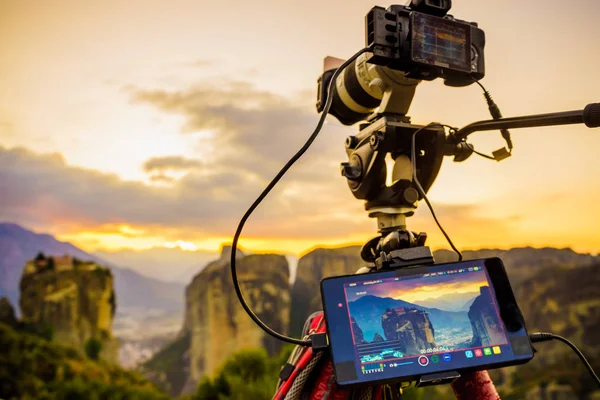 Camera on tripod and Meteora monasteries — Stock Photo, Image