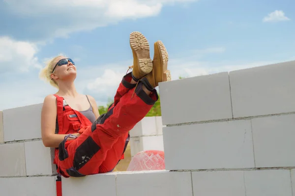 Mulher fazendo pausa no canteiro de obras — Fotografia de Stock