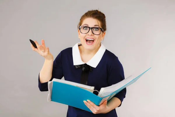 Mujer de negocios positiva feliz encontrar solución — Foto de Stock