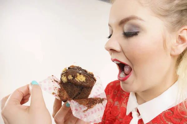 Donna attraente tiene la torta in mano — Foto Stock