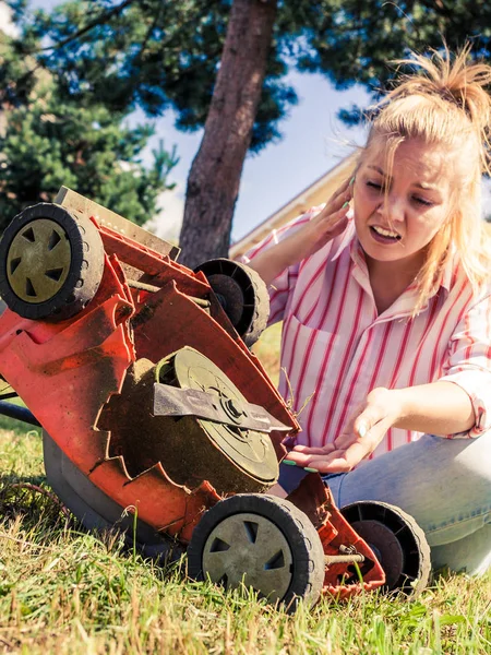 Person hat Problem mit Rasenmäher — Stockfoto