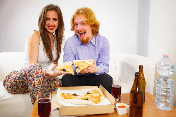 Pareja comiendo pizza —  Fotos de Stock