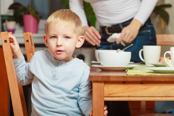 ボウルで朝食、シリアル、ミルクを食べる子供男の子 — ストック写真