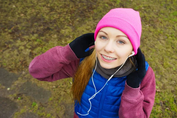 Adolescente chica deportiva escuchando música al aire libre . —  Fotos de Stock