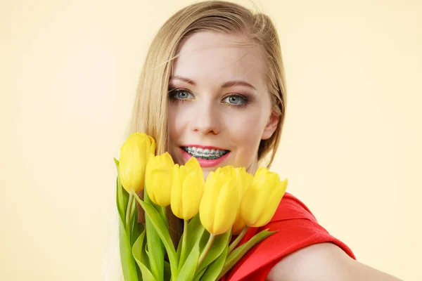 Pretty woman with yellow tulips bunch — Stock Photo, Image