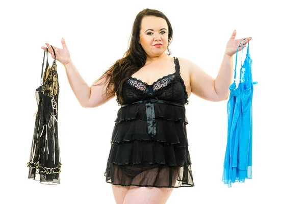 Plus size vrouw passend satijnen nachtkleding — Stockfoto