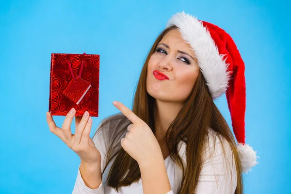 Frohe Weihnacht Frau hält Geschenktüte — Stockfoto