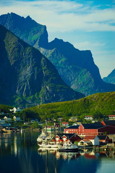 Fjord a hory krajina. Lofoten ostrovy Norska — Stock fotografie