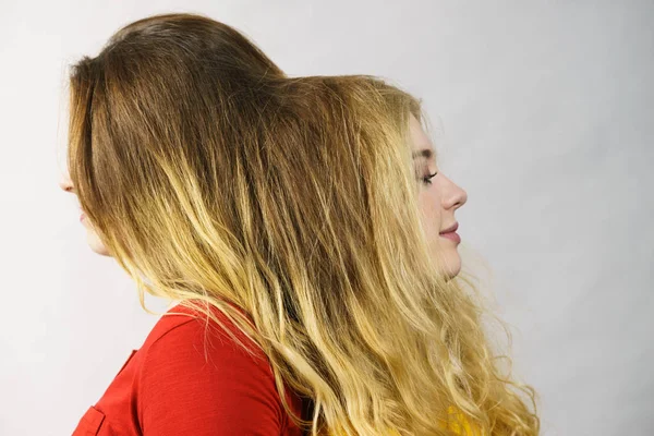Dos mujeres jugando con el pelo — Foto de Stock
