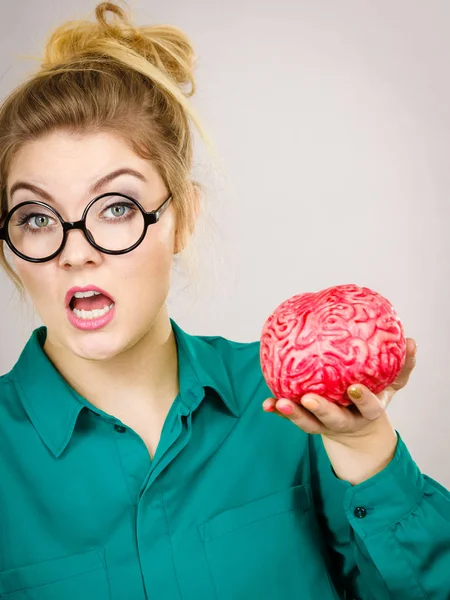 Business kvinna intensivt tänkande håller hjärnan — Stockfoto
