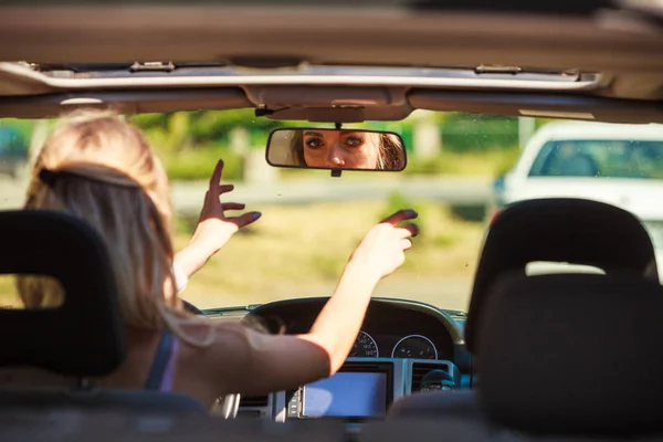 Femme voiture de conduite — Photo