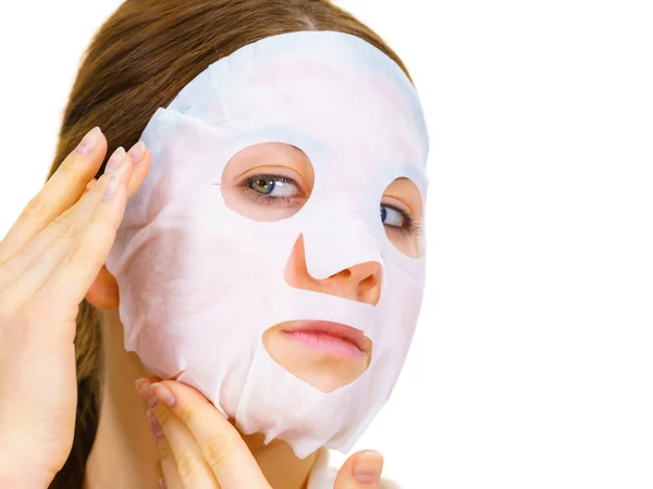 Kvinna som ansöker Sheet mask på ansiktet — Stockfoto