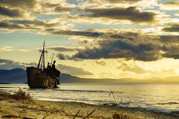 Rostig trasiga skeppsbrott vid havets strand — Stockfoto