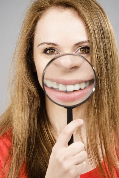 Mulher mostrando os dentes em magnífica — Fotografia de Stock