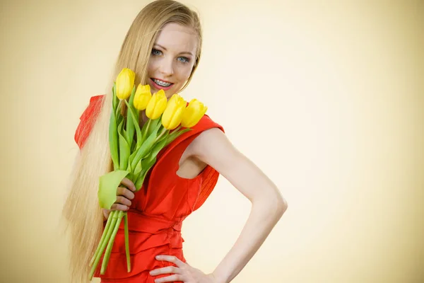 Jolie femme avec bouquet de tulipes jaunes — Photo