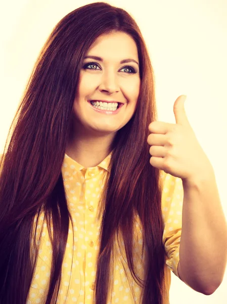 Veselá žena ukazuje palec — Stock fotografie