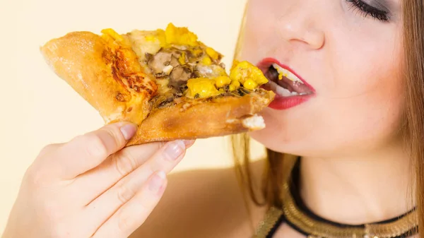 Vrouw eten hete pizza slice — Stockfoto