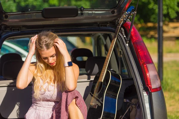 Hippie kobieta z gitarą w samochodzie van — Zdjęcie stockowe