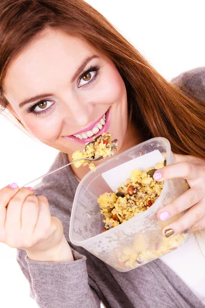 女性は、ドライ フルーツ入りのオートミールを食べる。ダイエット — ストック写真