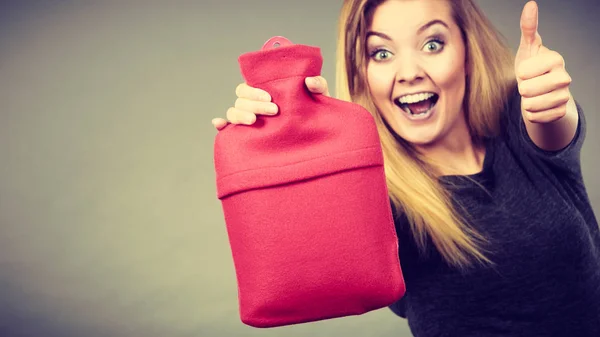 Gelukkige vrouw houdt de fles warm water — Stockfoto