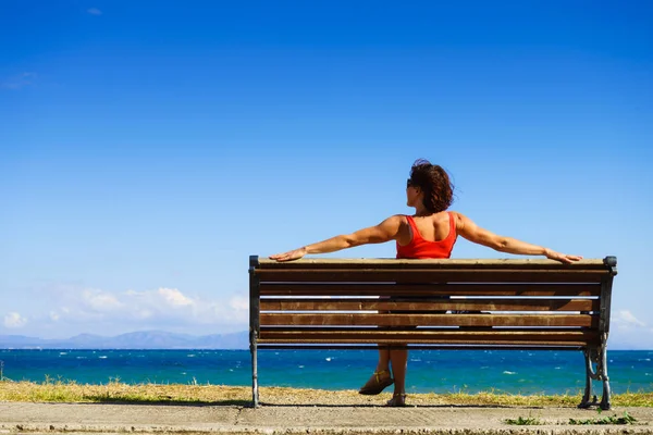 Turist kvinna på bänk njuter havs utsikt — Stockfoto