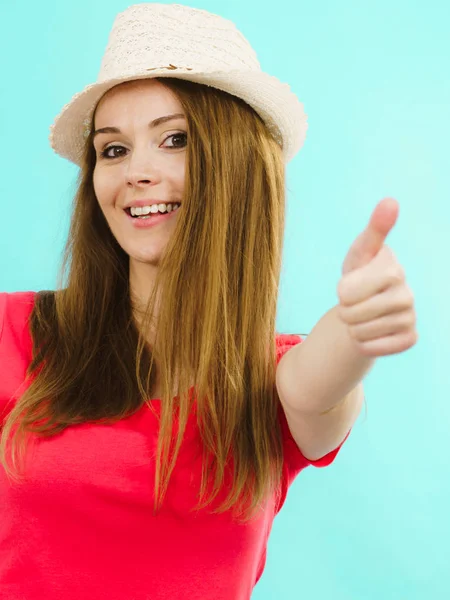 Vrouw maken duim omhoog gebaar — Stockfoto