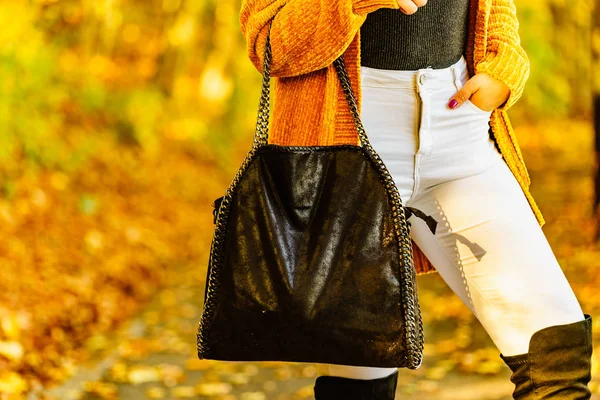 Vrouw draagt oranje herfst Cardigan buiten — Stockfoto