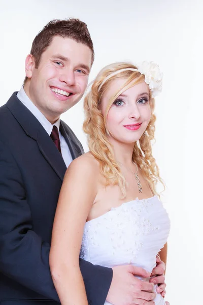 Novio feliz y novia posando para el matrimonio foto — Foto de Stock