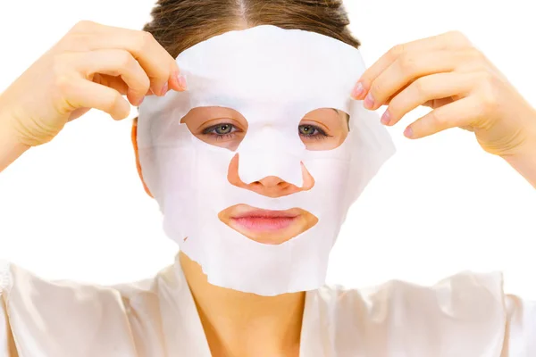 Kvinna som ansöker Sheet mask på ansiktet — Stockfoto