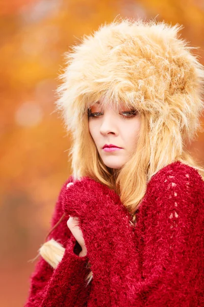 Красивая модная женщина в зимней шляпе чувствует холод. — стоковое фото
