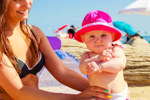 Mère et bébé posant en maillot de bain — Photo