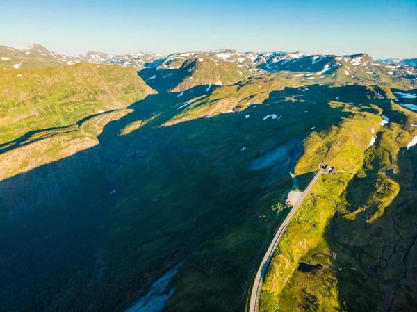 Estrada com túnel nas montanhas Noruega. Vista aérea . — Fotografia de Stock