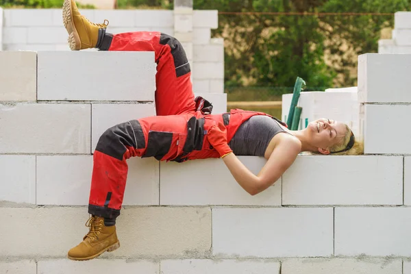 在建筑工地上休息的妇女 — 图库照片