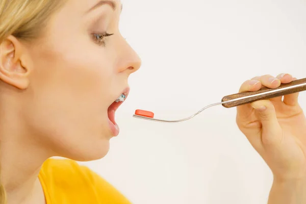 Mujer tomando píldora —  Fotos de Stock