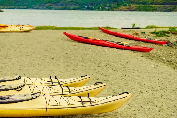Kayaks en la orilla del fiordo, Flam, Noruega — Foto de Stock