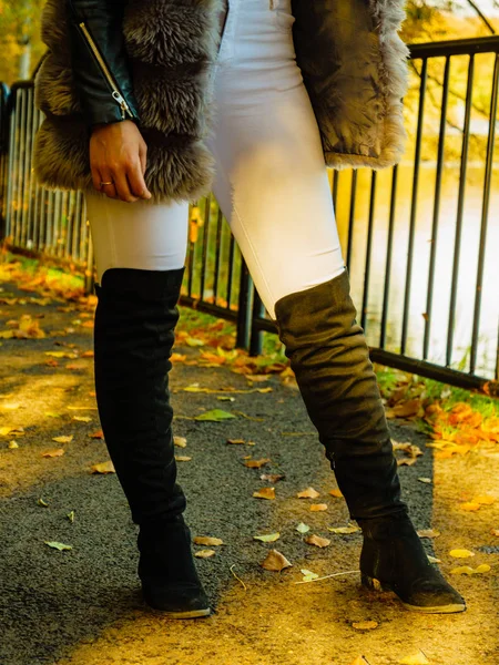 Frau trägt im Herbst lange Weste aus Fell — Stockfoto