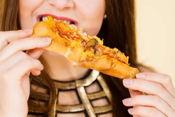 吃热比萨饼片的妇女 — 图库照片