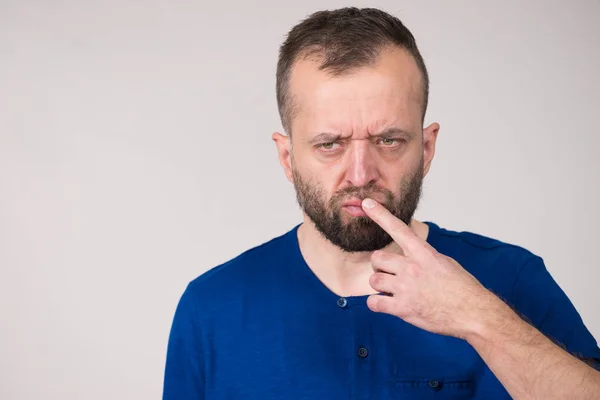 Verward gerichte ernstige man denken — Stockfoto