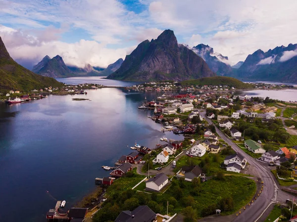 Fjord a hory krajina. Lofoten ostrovy Norska — Stock fotografie