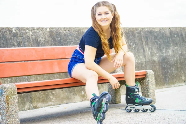 Chica sonriente con patines al aire libre —  Fotos de Stock