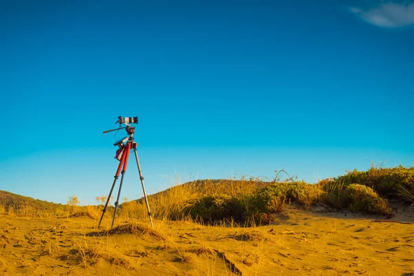 Kamera am Sandstrand macht Fotofilm — Stockfoto