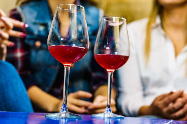 Zbliżenie dwóch szklanek z czerwonym winem — Zdjęcie stockowe