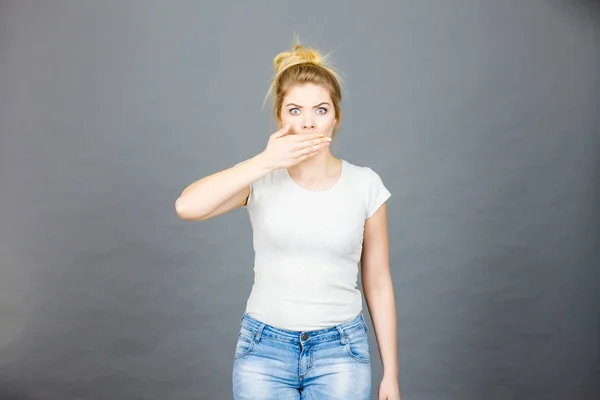 Kvinna som täcker hennes mun med hand — Stockfoto