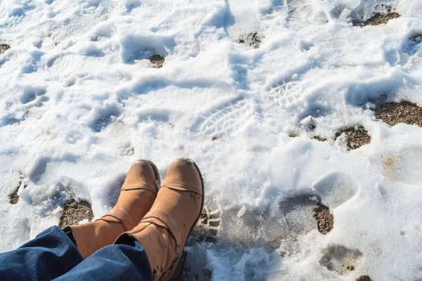 Qualcuno gambe con scarpe invernali calde sulla neve — Foto Stock