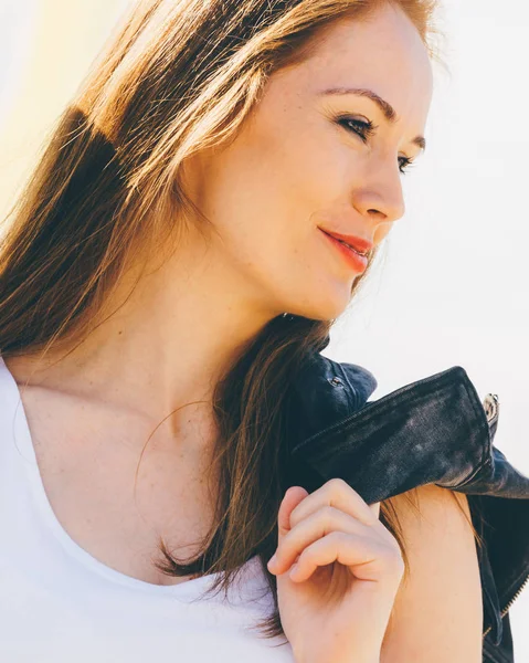 Lang haar meisje portret buiten op zonnige dag — Stockfoto