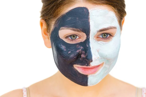 Meisje met zwart witte modder masker op gezicht — Stockfoto