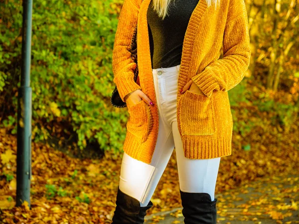 Donna che indossa cardigan arancione autunno all'aperto — Foto Stock