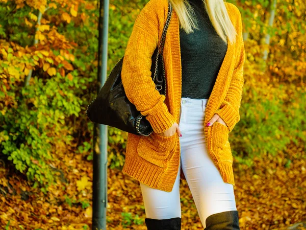 オレンジ色の秋のカーディガンを屋外で着ている女性 — ストック写真